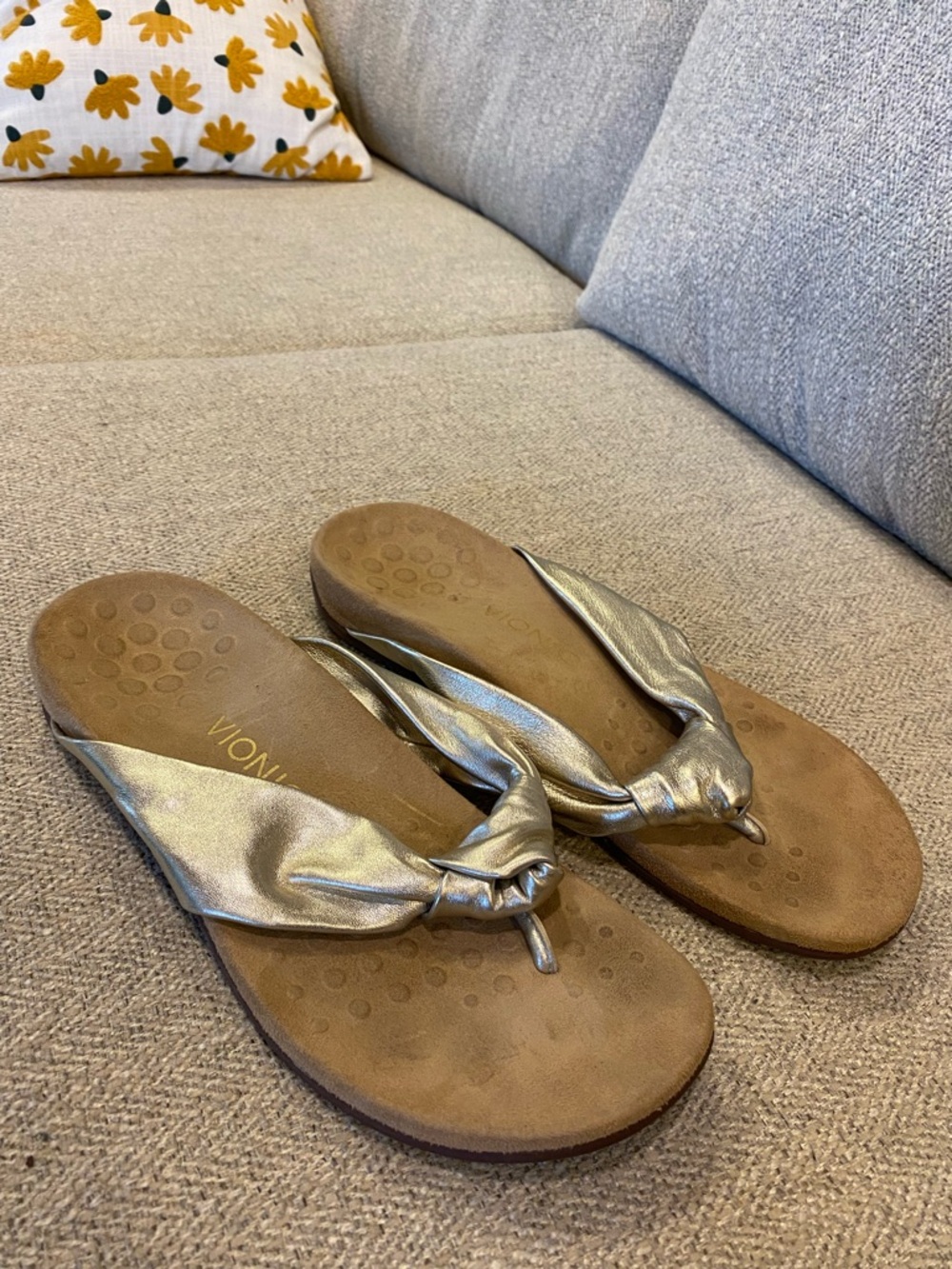 Vionic Metallic Gold Knot-Detail Thong Sandals